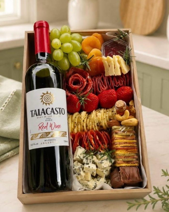 Caixa com vinho, queijos e frios