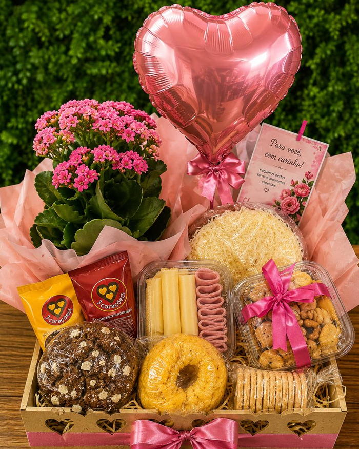 Cesta comemorativa com balão de coração, flor rosa, bolo, queijos e cartão